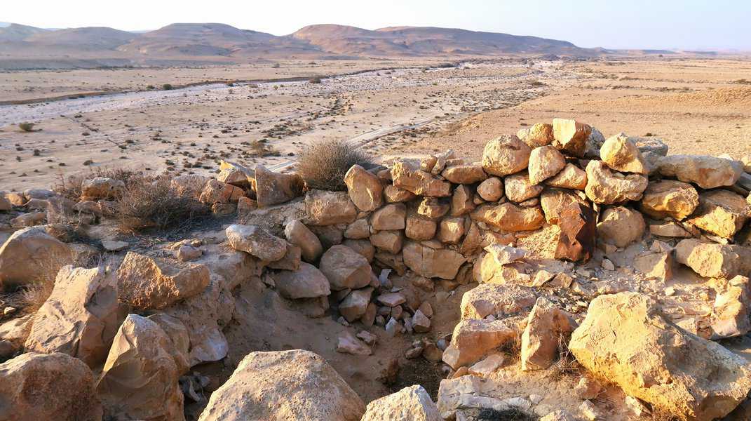 מצודת הר חורשה בהר הנגב, בין מצוק הצינים היורד מן ההר אל בקעת נחל צין ובין גבול מצרים ישנן כארבעים מצודות.