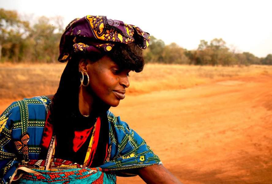 מבט שני, חוקר, זהיר ומהורהר יותר, מגלה שמדובר בתשבץ מגוון להפליא, בבליל של שפות, במארג של אמונות. קיימים הבדלים גדולים מאד בין יושבי האזור הטרופי, לבין הנוודים אשר בסאהל