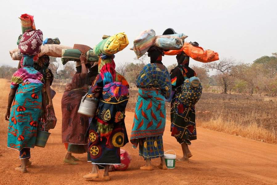 אפריקה מתאפיינת, לא רק בהמתנה, שנראית למתבונן מבחוץ כאפטית, אלא גם בתנועה אין סופית: ההליכה מלווה את האפריקאי בכול אשר יפנה