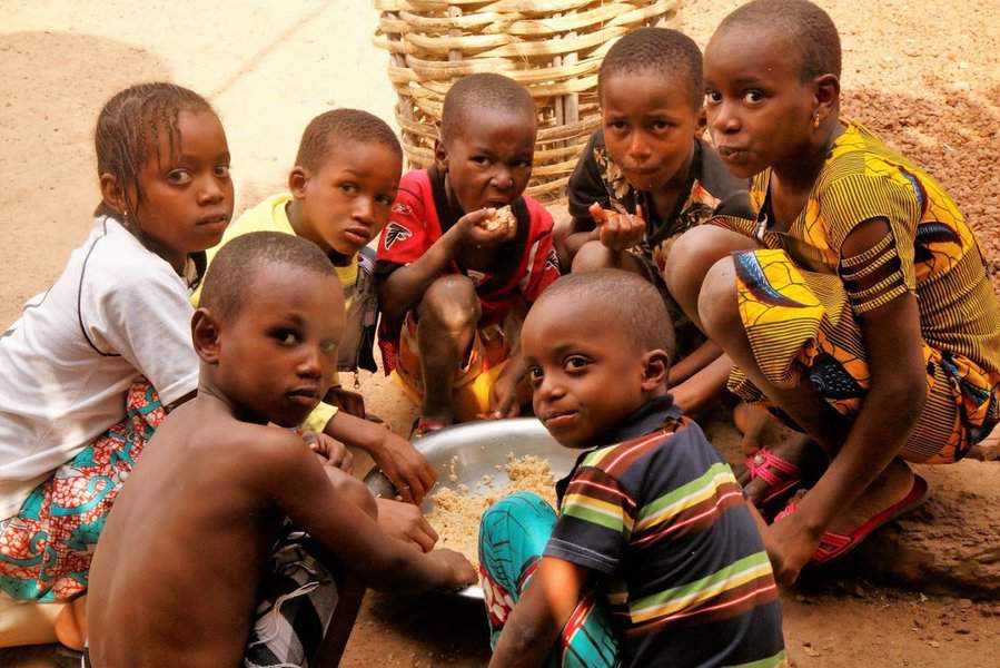 בניגוד למקובל אצלנו, הילדים כמעט ואינם רבים ביניהם. הם אינם צורחים וכמעט שאינם בוכים. גם לא בבתים בהם הילדים נולדו מכמה אימהות