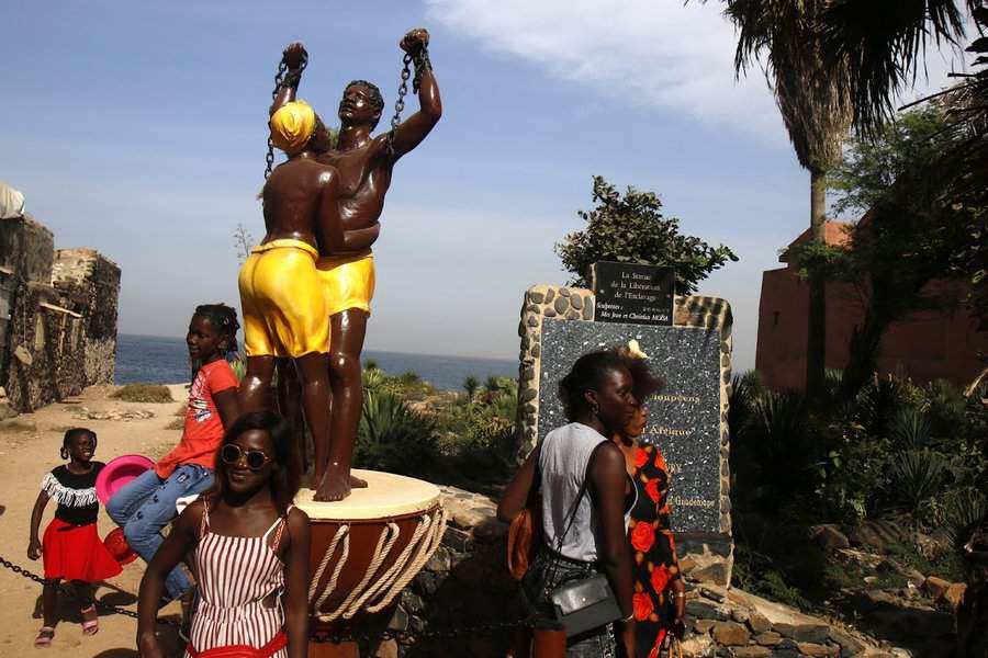 גם אחרי שתם סחר העבדים, הטמיעו המנגנונים המנצלים של המשטרים הקולוניאליים את ההכרה שהלבנים הם כוח חזק ובלתי מנוצח