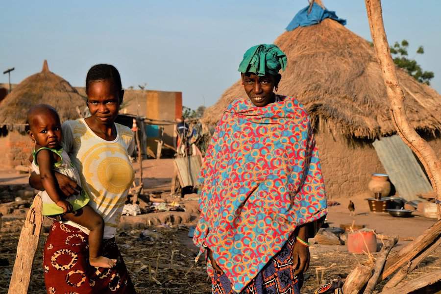 בספרות המסעות תוארו הרפתקאות מצמררות ומסעירות של חוקרים ומגלי ארצות שלרוב נאלצים להתמודד עם נחשים, חיות פרא, שודדים, "שבטים צמאי דם" ו"פראים"