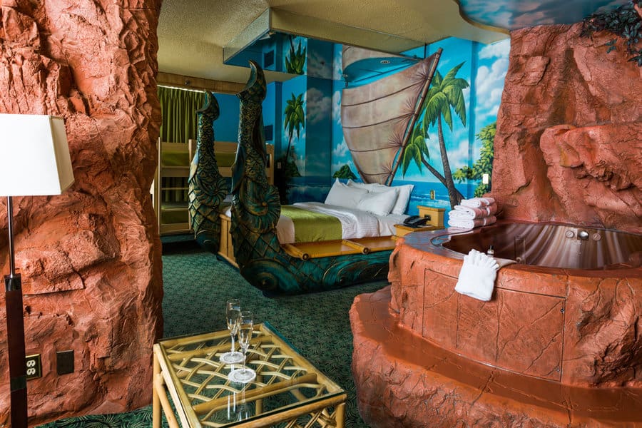 Zimmer im polynesischen Stil im Fantasyland Hotel.  Ein Zimmer für jeden Traum