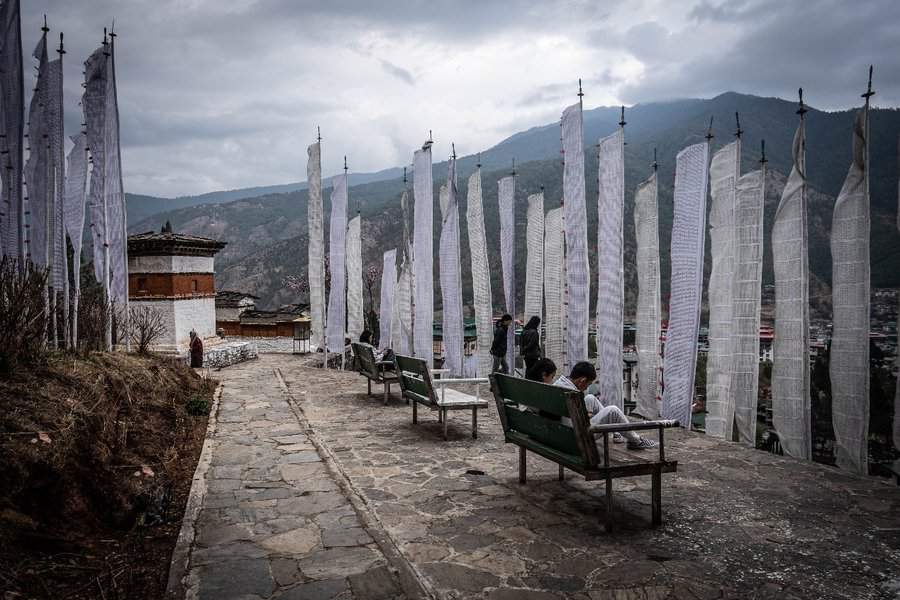 דגלי תפילה לבנים ננעצים בנקודות אסטרטגיות כחלק מטקסי אבלות