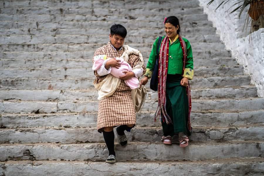 גברים לובשים גו – שמלה, חפתים לבנים וגרביים עד לברכיים, ונשים בקירה – בד המלופף על הגוף כחצאית וחולצת מעטפת