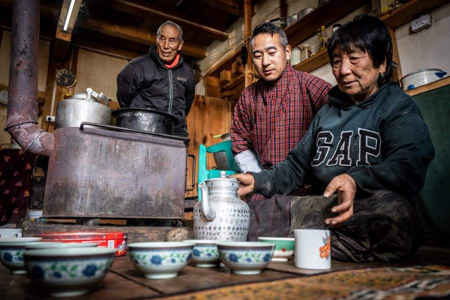 הגשת תה טיבטי מלוח בבתי הכפריים