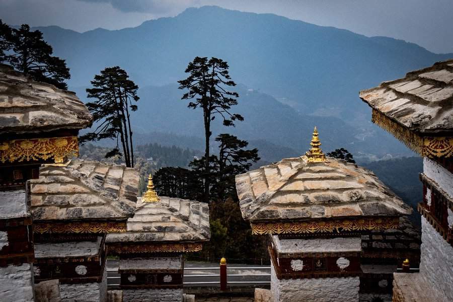 צ'ורטנים (מבנים מקודשים, סטופות) בודהיסטים במעבר ההרים דו'צו-לה בגובה 3100 מטר