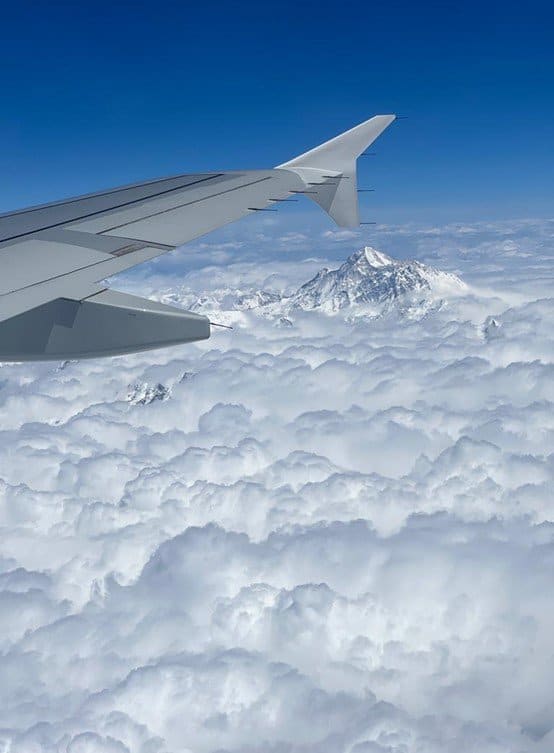 הטיסה לבהוטן חולפת לאורך רכס ההימאליה. בצילום - פסגת האוורסט בגובה 8850 מטר