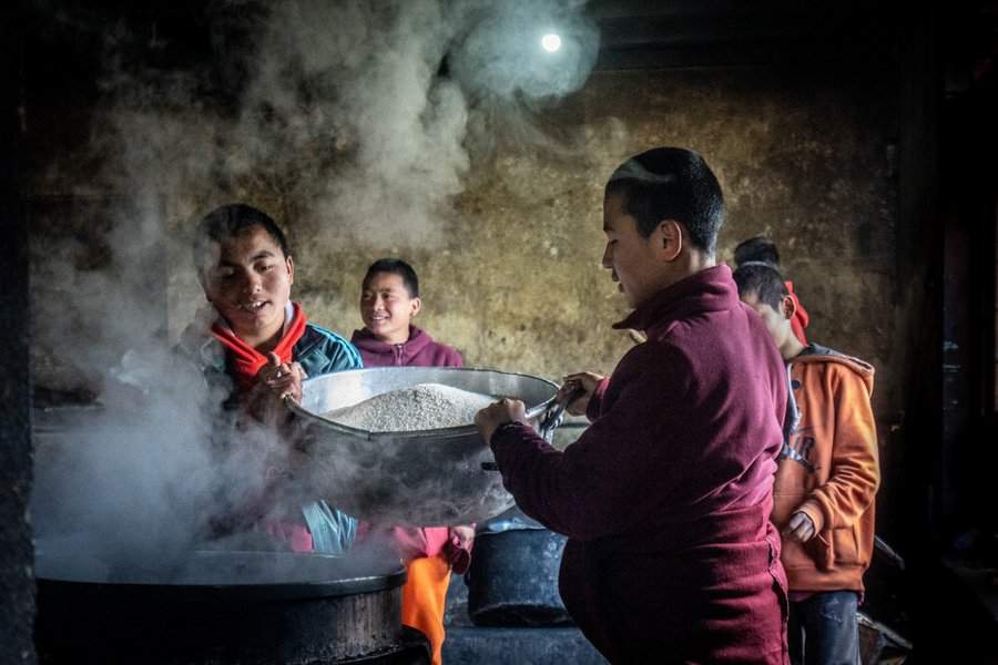 הכנת אורז על ידי הנזירים בסבב תורנות המטבח שלהם הנמשך כשבוע