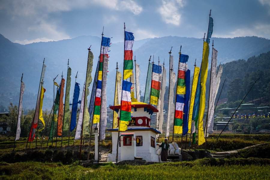 דגלי תפילה בודהיסטים טיבטים צבעוניים נעזרים ברוח על מנת לפזר את המנטרות הכתובות עליהם