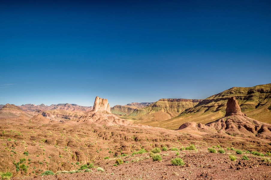 נופים מדבריים ותצורות סלע ייחודיות בג'בל סאגרו