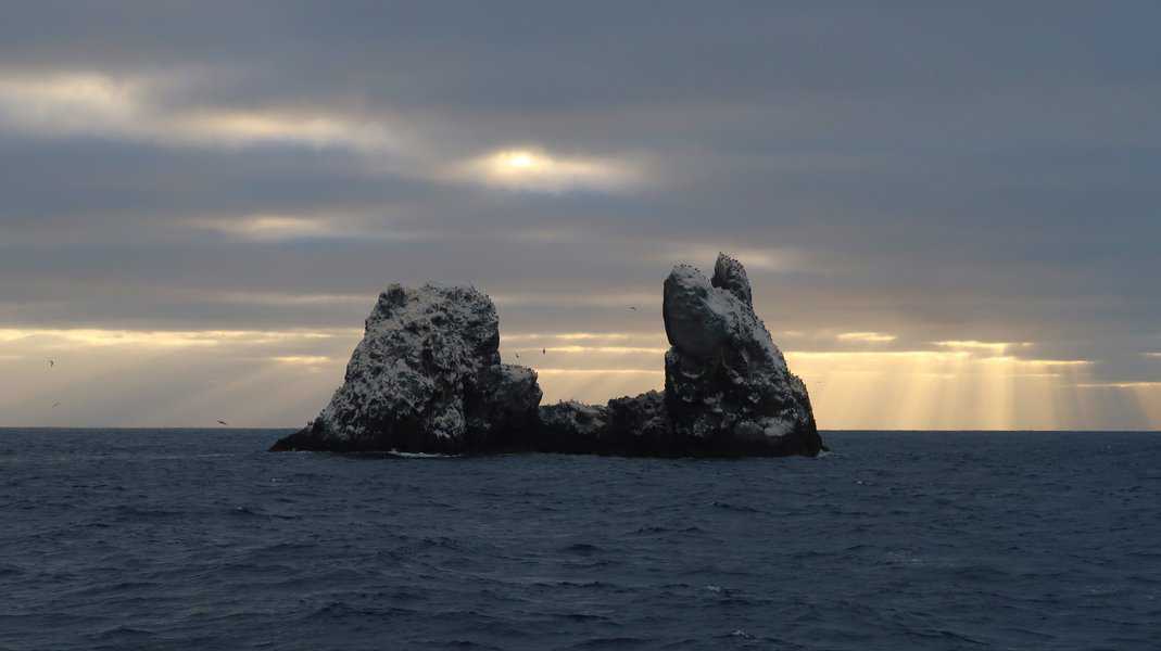 המשכנו אל האי 'רוקה פרטידה' הסלע החצוי, כשמו כן הוא, צוק בולט מעל פני האוקיינוס, בודד ויחיד עד קצה האופק. זהו שריד לפעילות געשית קדומה בלב האוקיינוס השקט כמו כל איי הוואי פולינזיה והפסחא