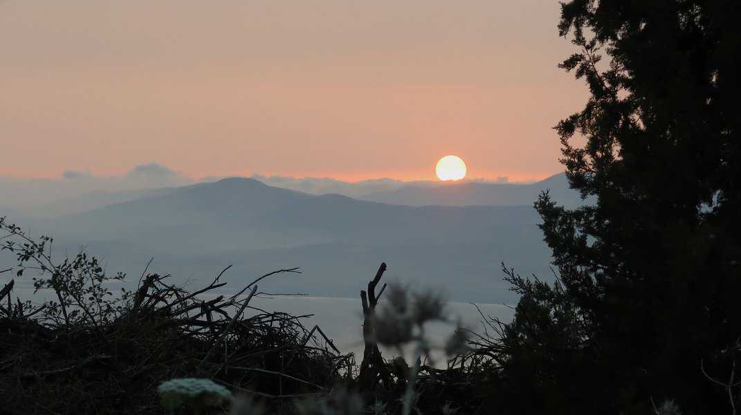 הבטתי סביבי אל הסוואנה העשבונית והעצים, הנוף המרהיב ובו גם האגם הגדול ומעבר לו שמש אדומה שוקעת בין ההרים