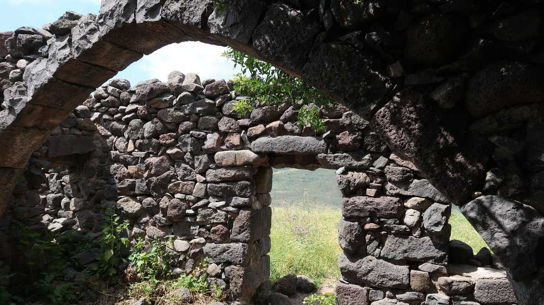 אבני גזית מסותתות למשעי בשימוש משני בין אבני גויל, המרמזות על תקופות קדומות ומפוארות בהן פרח הגולן
