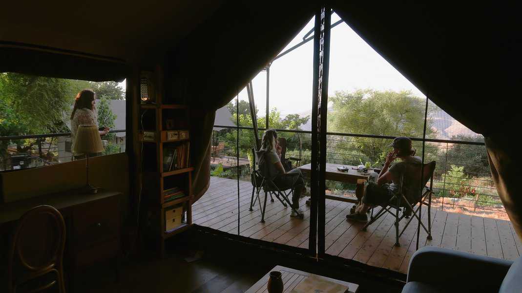 אהלים מרווחים אותם הביאו מדרום אפריקה וריהטו ברוב טעם