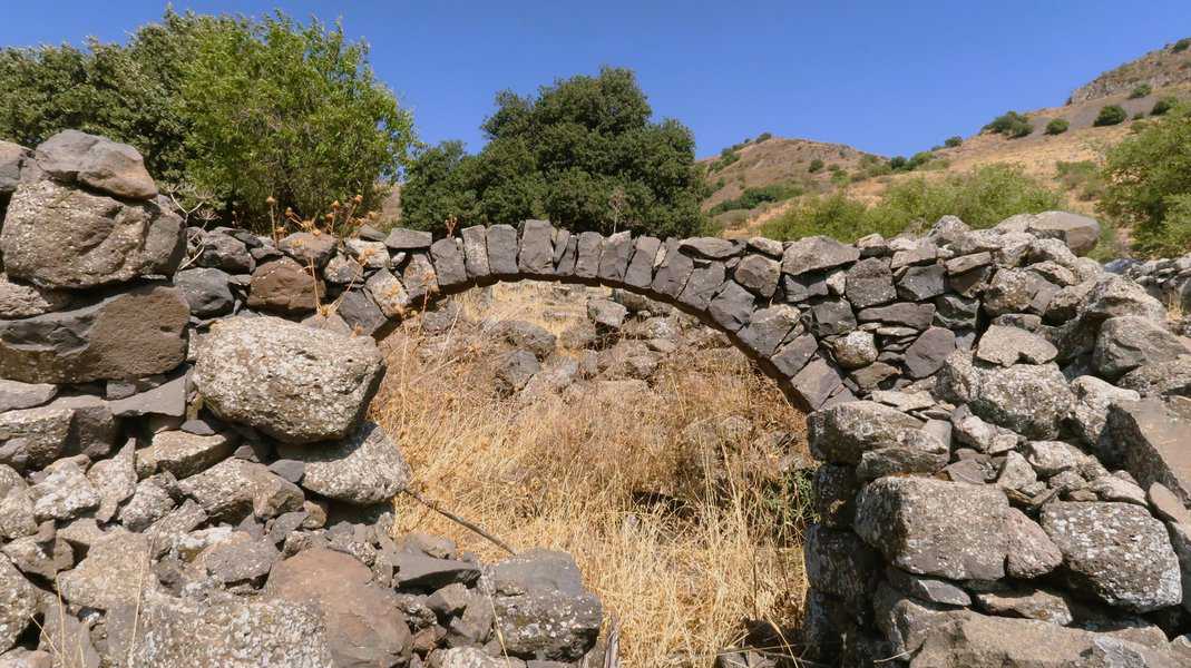 אני מבקר בכפרים סורים עתיקים וישנים עם שרידי קירות בזלת, ובוסתני עצי פרי נטושים