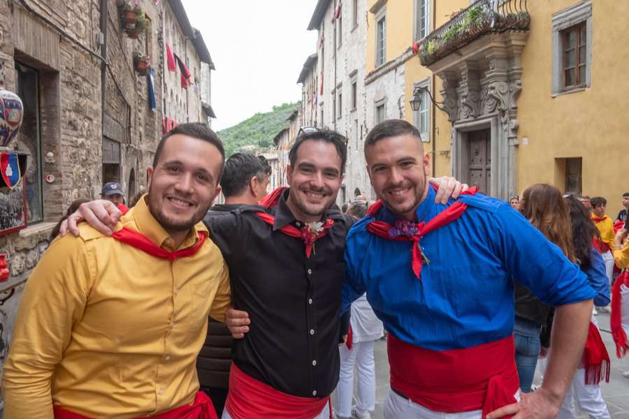 אחוות המתחרים. אליה גרילי בחולצה כחולה מקבוצת סנט ג'ורג'יו עם חבריו. אליה סיפר מעט על הפסטיבל וטען שזה הפסטיבל מספר אחד באיטליה. יתכן. יש לו כמה מתחרים רציניים