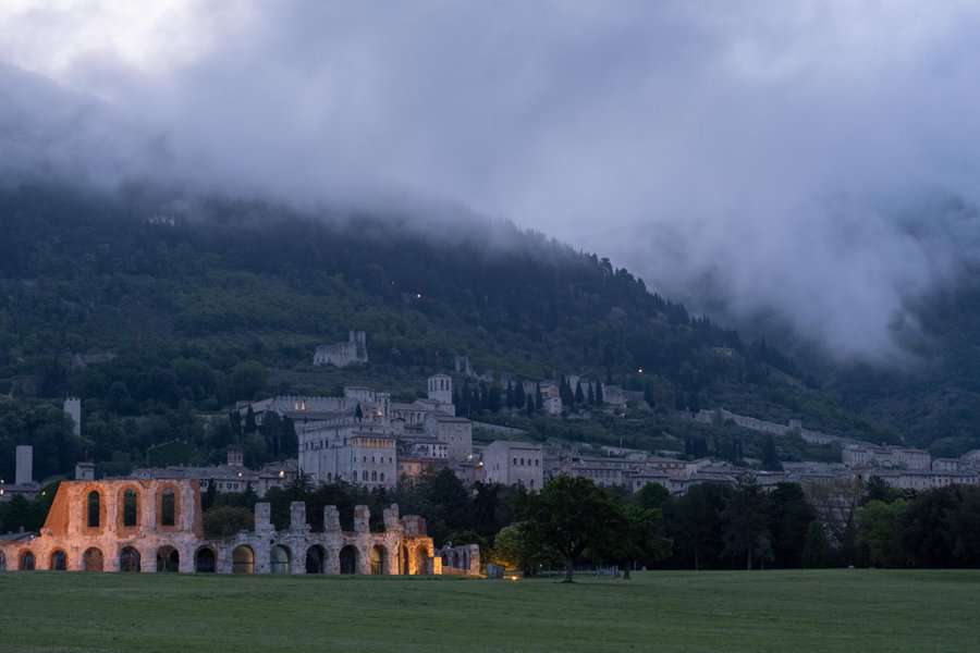 שש וחצי בבוקר - אור ראשון על גוביו, עיר מימי הביניים עם שרידי עתיקות רומיים. ענני אביב. במרחק של שעה משם אירעו באזור רוונה שיטפונות קטלניים (כל הצילומים: ברוך גיאן)
