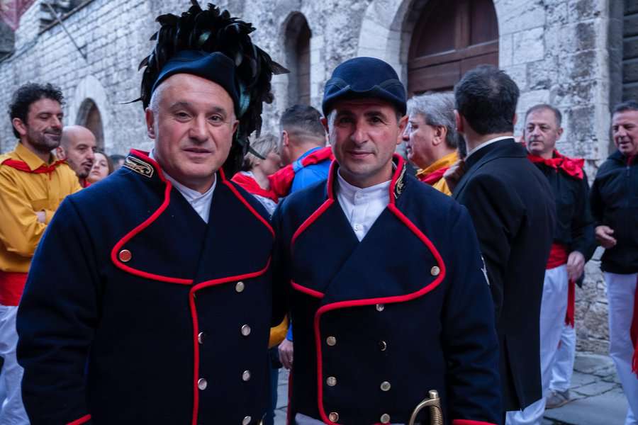 הקפיטנו וסגנו נאספו מבתיהם לקול תשואות רמות. ניכר היה אהבת הקהל לאנשים אלו. הקפיטן עם כובע נוצות, והוא וסגנו לבשו בגדי לבד. שייחד אותם מהמשתתפים האחרים, חרב ונדנה נשאו השניים במתניהם, עלתה לי המחשבה שכך ראיתי את דון קיחוטה וסנשו פנשה בדמיוני