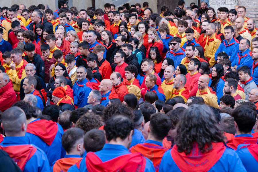 משתתפי הפסטיבל, ים של אנשים בחולצות כחול צהוב שחור מאזינים למיסה המרגשת. בסופו של דבר הפסטיבל הוא טקס דתי