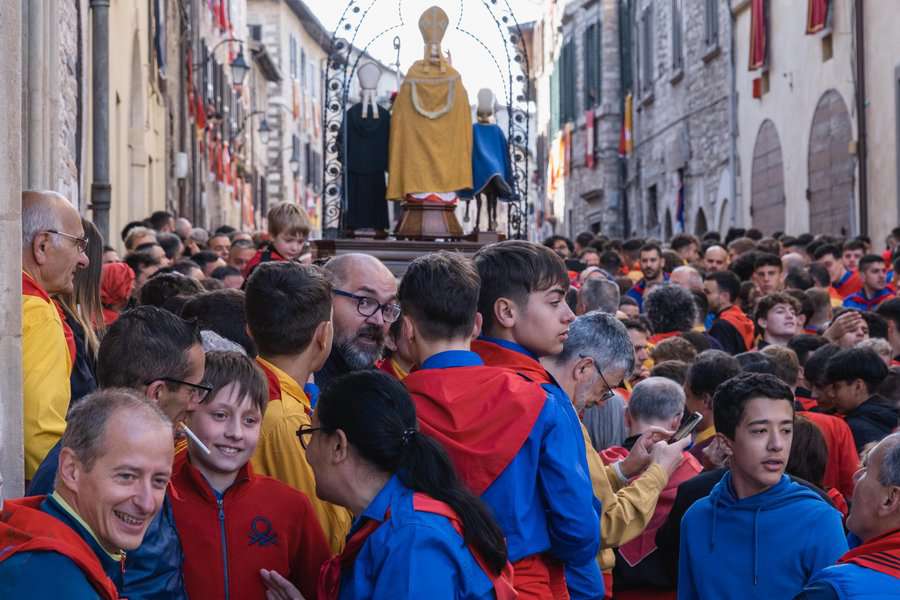 אחרי המיסה מתחילה תהלוכה עם דמויותיהם של סנט אובלדו בצהוב, סנט ג'ורג'יו וסנט אנטוניו בכחול ובשחור