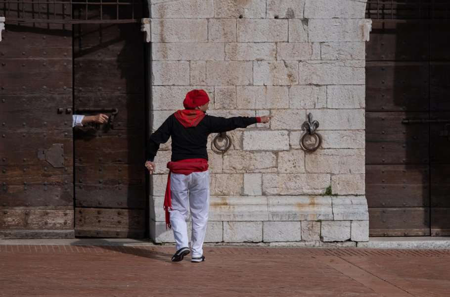 שיח ידיים ואצבע בפיאצה המרכזית שם תוך זמן קצר יגיעו הנרות ואלפי משתתפים
