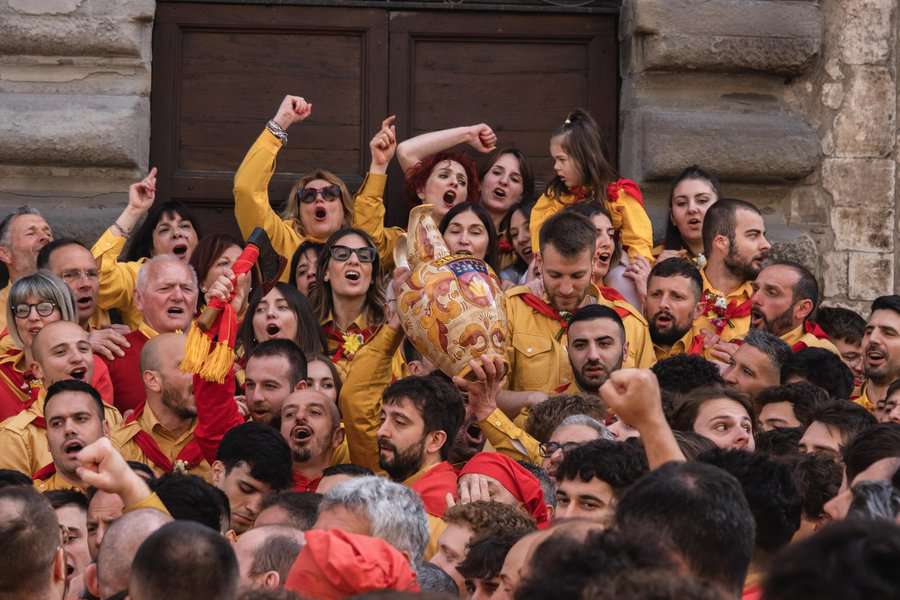 התלהבות ושמחה ושירה שפרצה מקבוצת סנט אובלדו. כשעה נצבתי לצידם, מכושף, כשאלו שרו וחגגו. הקבוצה בצהוב הייתה הבולטת מבין הקבוצות בשמחה ובשירה. כד צבעוני נישא על ידי אחד המשתתפים. גוביו ידועה בעבודת הקרמיקה שלה