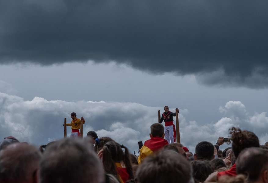אחד מרגעי השיא בכיכר המרכזית. על הנרות ניצבים נציגי הקבוצות לכל תשואות רמות. העננים הכבדים הוסיפו נופך דרמטי לאירוע