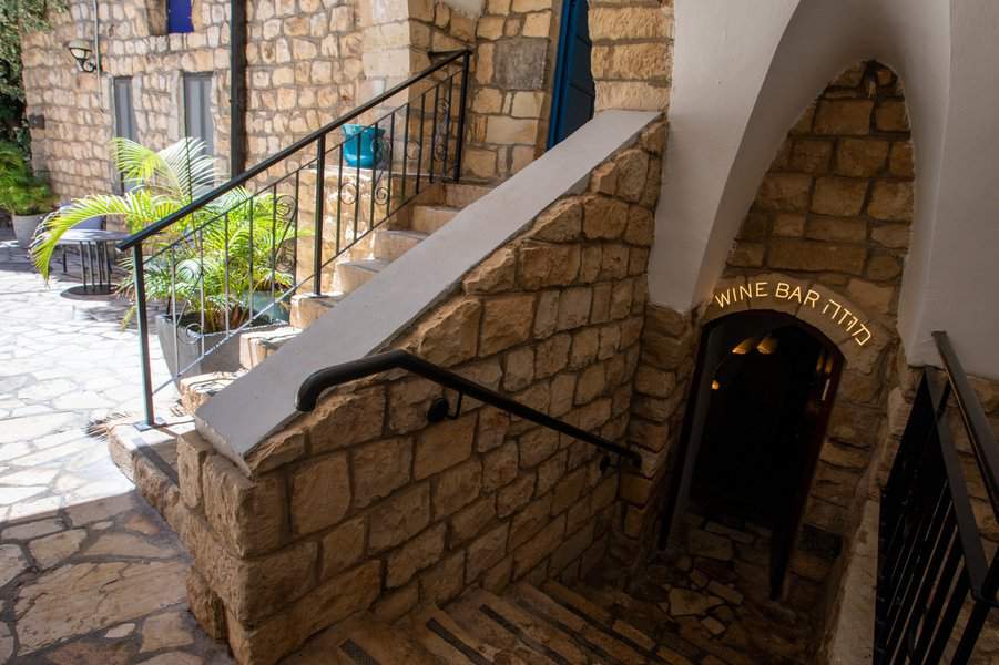 מלון רות צפת. בר היין שפתוח לקהל הרחב בכל ימות השבוע וגם בימי הפסטיבל