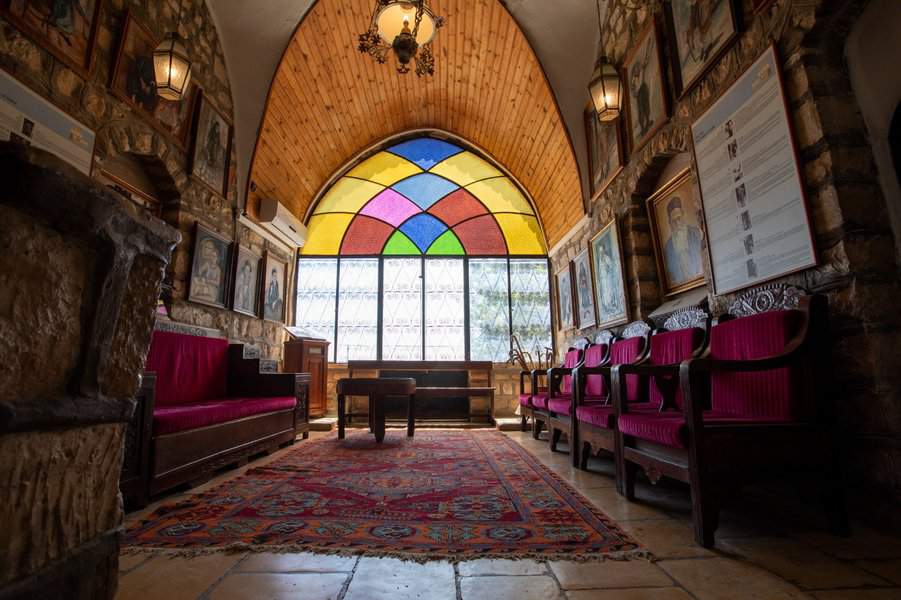 בית המאירי. מספרים שיש כיסא מיוחד לכאלה שרוצות שידוך