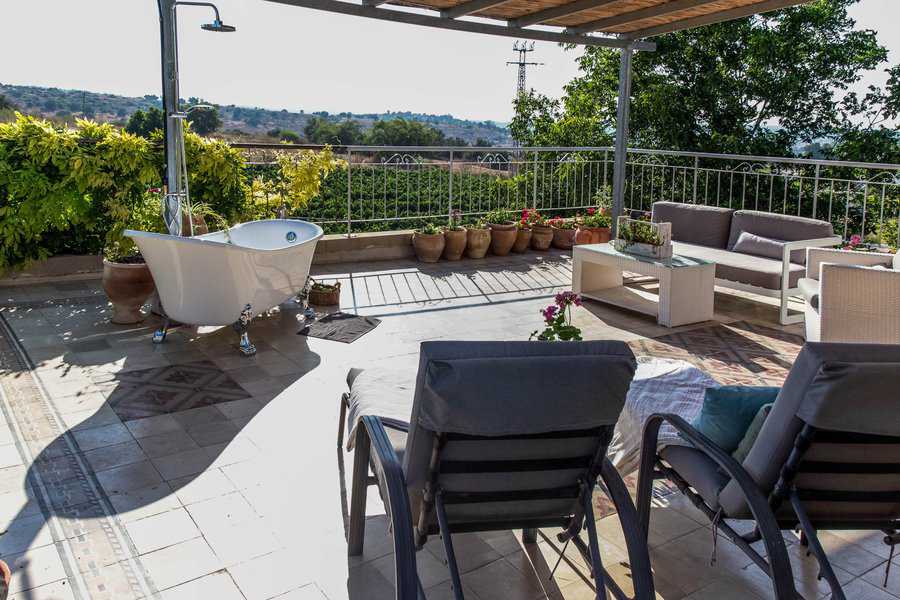 מרפסת עם אמבטיית חוץ ונוף לכרמים ביקב מטלר | צילום: אבי מורג