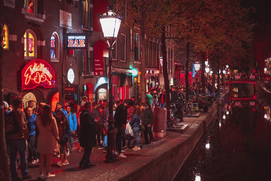 תיירים גודשים את רובע החלונות האדומים באנסטרדם | צילום: hurricanehank, שאטרסטוק