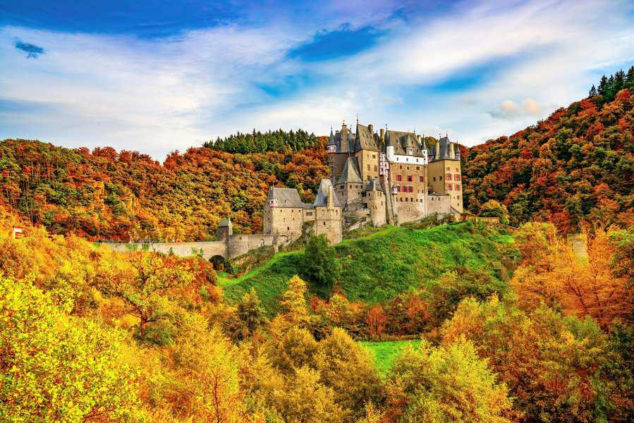 שלכת מסביב לטירת אלץ | צילום: Haidamac / Shutterstock.com