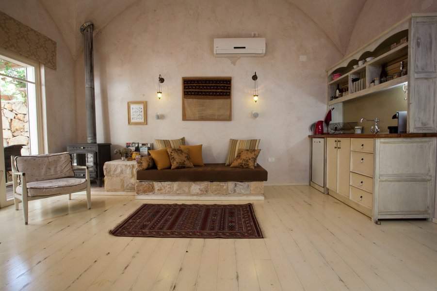 תקרות מקושתות, מרבץ אבן וקמין ב"תמר וגפן" | צילום: אנטולי מיכאלו