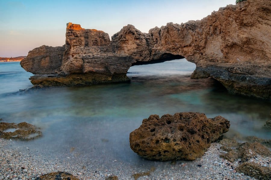 תצורות סלע ייחודיות וים כחול בתל דור
