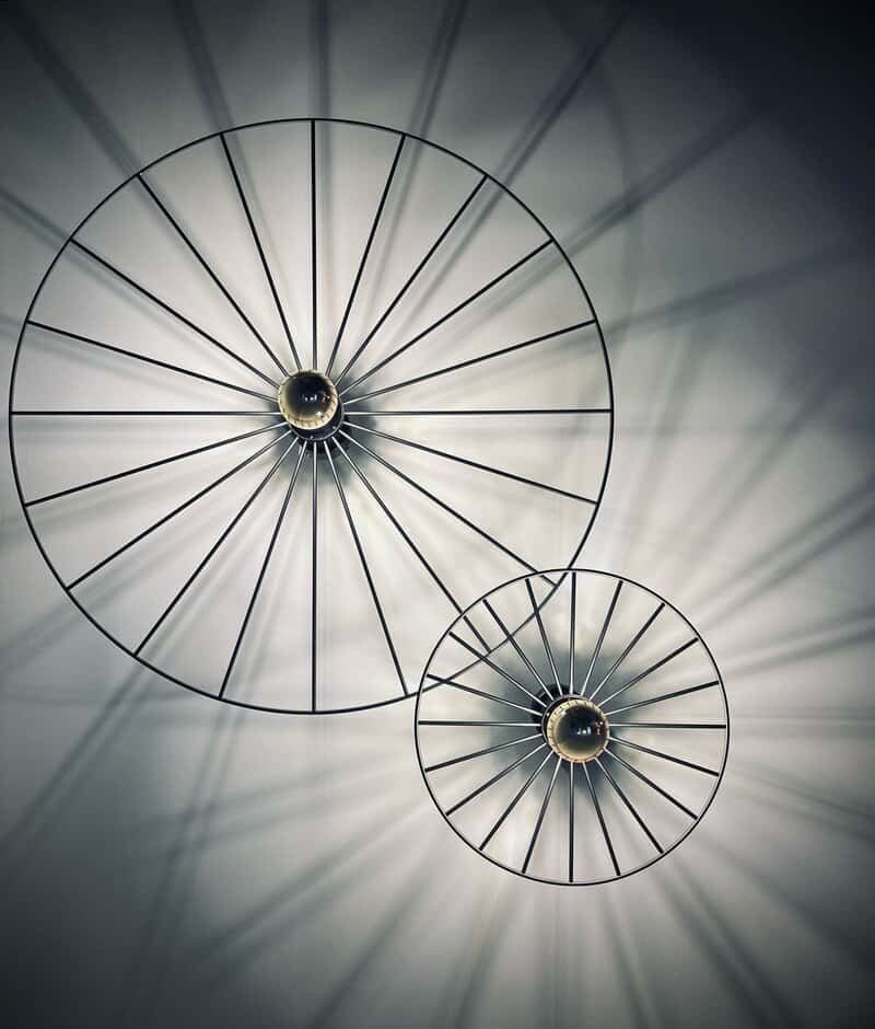 אורית שטיבר. בתמונת הגלגל של אורית ישנו משחק יפה בין אור לצל, שמעורר את הדמיון: עיניים וריסים, אופני קרקס אופניים, נול לתווית בדים או נורות תקרה? הצופה יכול רק לנחש, ולהנות מהתהליך.