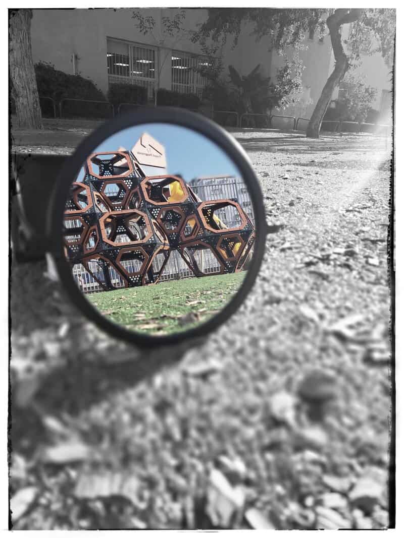 דנה טוינה. בתמונה של דנה נעשה שימוש בכלי המרה לשחור לבן, ובכלי ״מברשת מקבצים״. קרן האור הנובעת מהצד כמו צובעת את המראה בצבעים עזים. יחד עם שימוש בעומק שדה רדוד, התוצאה היא אפקט מעניין שמושך את העין פנימה. עריכה שכזו היא כיפית ויצירתית, וכבר גובלת באמנות דיגיטלית על פני צילום תיעודי.