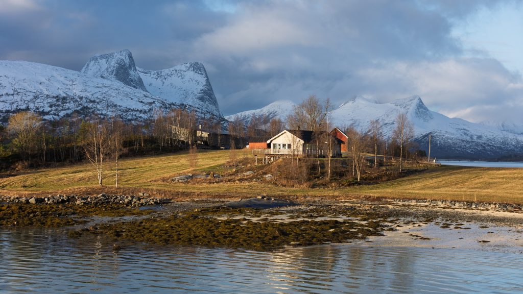 הבית ששכרנו ביומיים האחרונים התגלה כבית גדול ומאובזר על שפת אגם, עם צבאים שמסתובבים חופשי בחצר, כשברקע הרים מושלגים