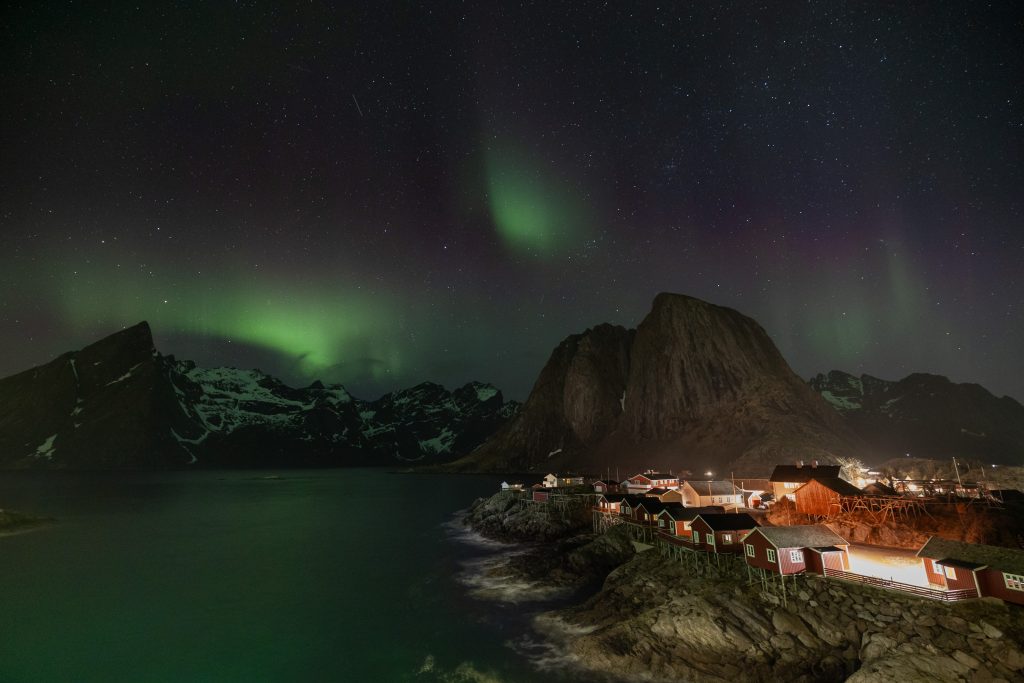 הזוהר הצפוני מעל הכפר המנוי