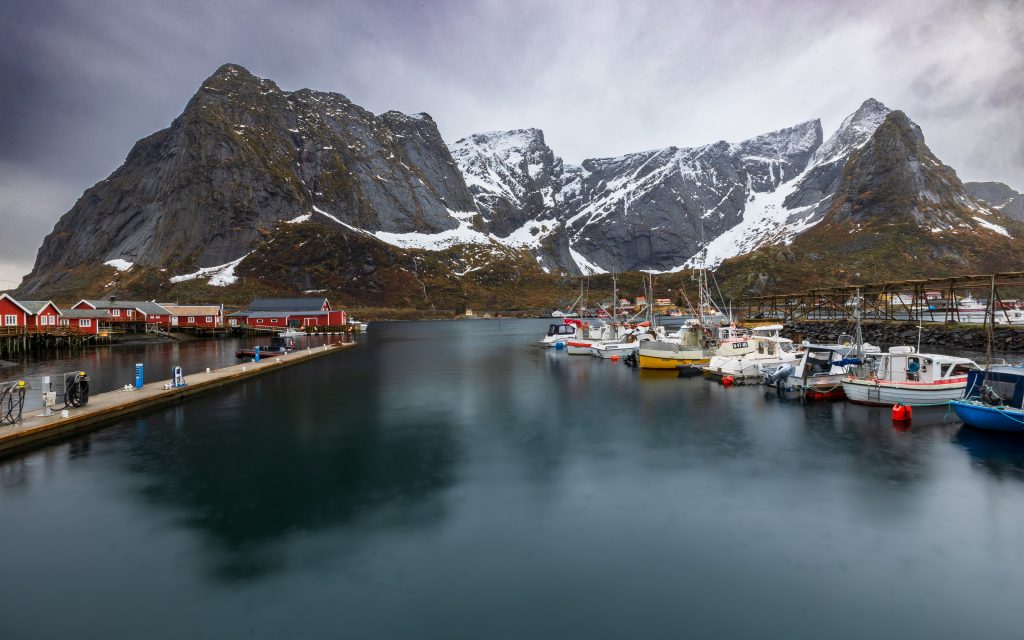 הכפר ריינה. הכפרים שבקצה שרשרת האיים נחשבים לאזור הממעניין והמצולם ביותר