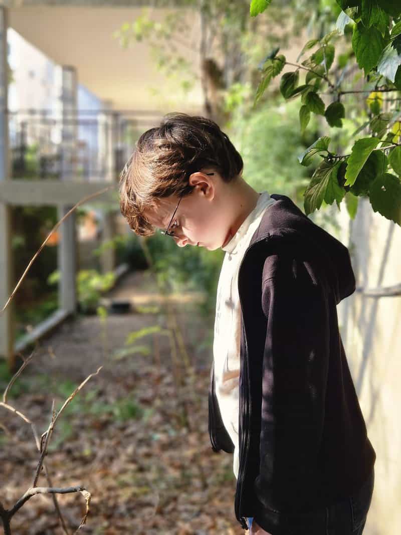 ורד סנדק. בתמונה שצילמה ורד יש שימוש מצוין בקומפוזיציה של הולכת עין. העין של הצופה עוקבת אחרי המבט של הילד. הקווים המובילים של המבנה מוליכים את העין אליו שלו ואנחנו תוהים - לאן הוא מסתכל? מה הוא חושב? ומה הוא עושה שם באזור הנטוש הזה?. תמונה ממוסגרת יפה שבהחלט מעוררת מחשבה.