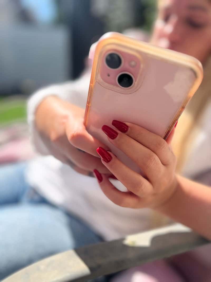 מיכל ניר מה-אהבתי. במשימת צילום פורטרט-צילום אופי של אדם, צילמה מיכל את התמונה הזו של הבת שלה. ההנחיה הייתה לצלם את האדם עם משהו שמאפיין אותו ששופך אור על התנהגותו וחייו. בני נוער מאוד קשורים לטלפון שלהם והבחירה להתמקד במכשיר יחד עם האצבעות והלק האדום, מראות לנו שאפשר לצלם פורטרט ולספר סיפור על אדם גם מבלי להראות את פניו.