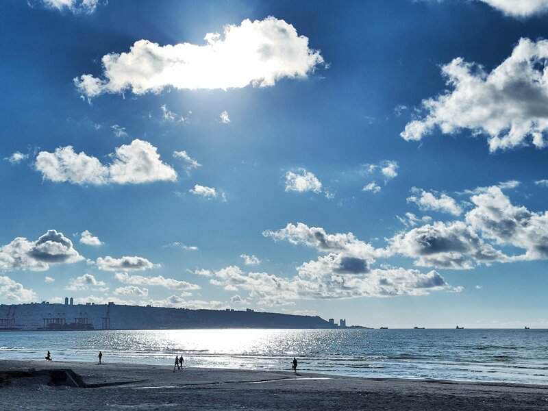 משה קבלי. התמונה הזו, שצילם משה, משטחת את הר הכרמל ומפרץ חיפה לצבעי דגל המדינה - כחול ולבן. השמש שמתחבאת מאחורי הענן מוסיפה ניגודיות לשמיים הצבועים כחול כהה והאנשים הולכים מטה נותנים פרופורציה אל מול גודל ההר.