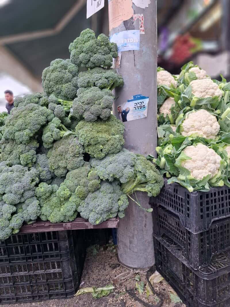 נועם די-קפואה. כתב מושך את העין ויכול לעזור לנו להביע מסר. בצילום שצילם נועם, הכרובית והברוקולי כמו מחזיקים ידיים מסביב לעמוד בלב השוק, ואומרים לנו את המסר - הכל יהיה פסדר.
