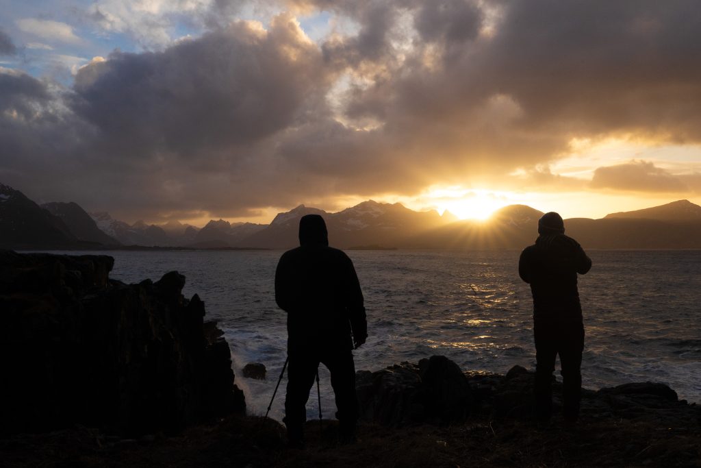 לפתע הגיחה השמש לקראת שקיעה וצבעה את העולם בכתום