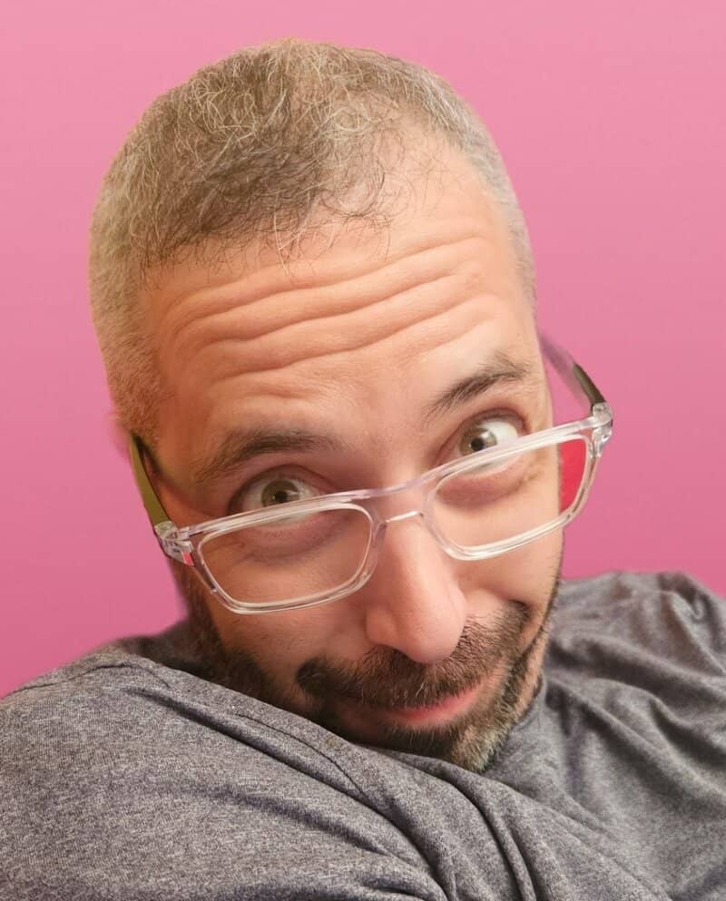 רותי פלדבלום. התמונה שצילמה רותי מציגה פורטרט משעשע. השעשוע נובע מן העיניים הפעורות והרמת הגבות, ומתווסף להם הרקע הורוד שנראה שנלקח כמו מתוכנית קומית. כשמצלמים תמונת פורטרט אנחנו מנסים לתפוס את אופיו של האדם בצילום מקרוב. אנחנו ממש יכולים לראות את קמטי פניו ולהבין מי הוא.