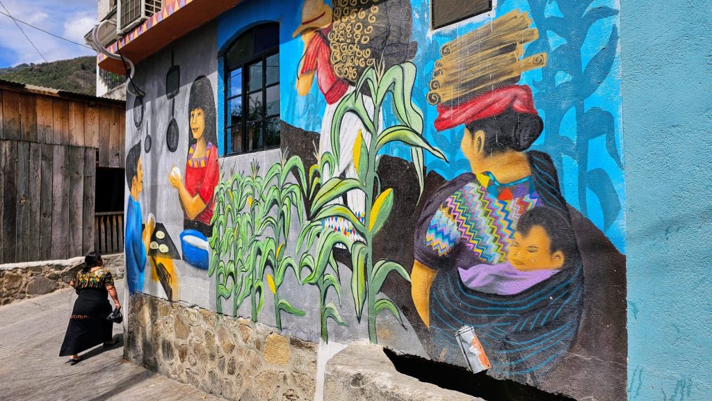 כל יצירה על קירות הבתים בסנטה קרוז מספרת סיפור