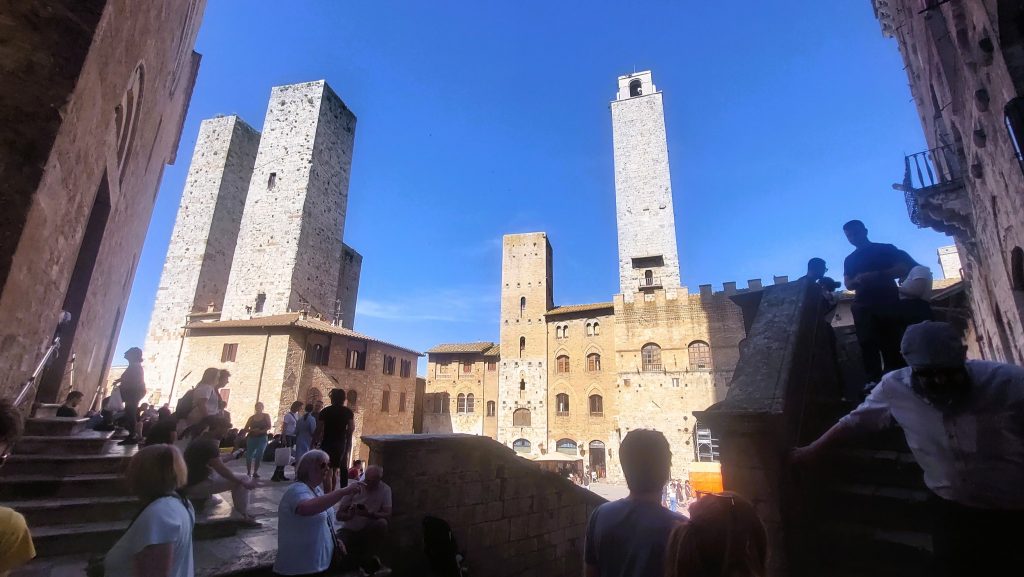 נוף המגדלים של העיירה היה מרשים להפליא, אולם כשנכנסנו בשעריה הכה בנו המון המבקרים