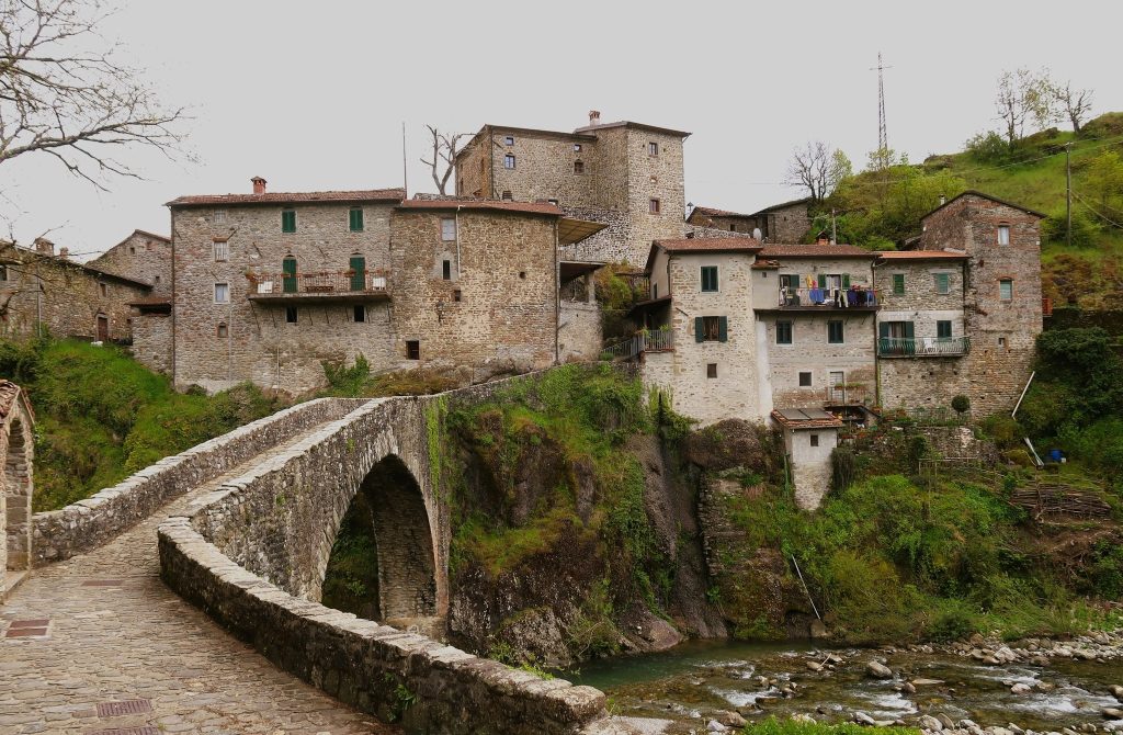 טיילנו בכפר העתיק סן מיקלה הבנוי מאבני בזלת שחורות