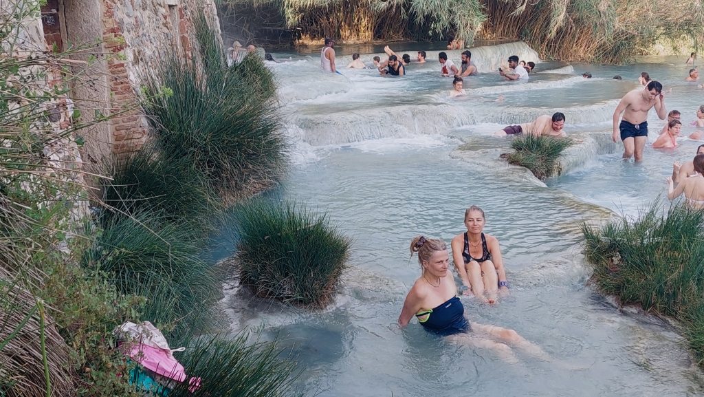 אחר צהרים שלם רבצנו במפלי המעיין החם והשופע סאטורניה, ככה בחיק הטבע, ליד טחנת קמח ישנה שפעם זרמי המים הפעילו בה את גלגלי הטחינה